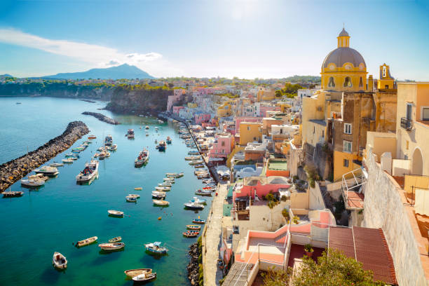 colorido pueblo corricella en la isla procida (campania, italia) - islas borromeas fotografías e imágenes de stock