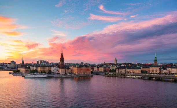 vista panoramica sul centro storico di stoccolma. - stockholm foto e immagini stock