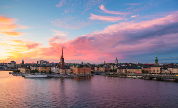 панорамный вид на старый город стокгольма. - stockholm стоковые фото и изображения