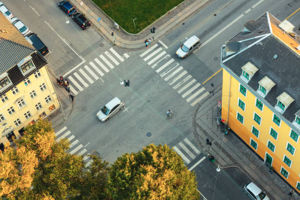 crocevia nel quartiere residenziale di copenaghen visto dall'alto (copenaghen, danimarca) - denmark traffic copenhagen danish culture foto e immagini stock