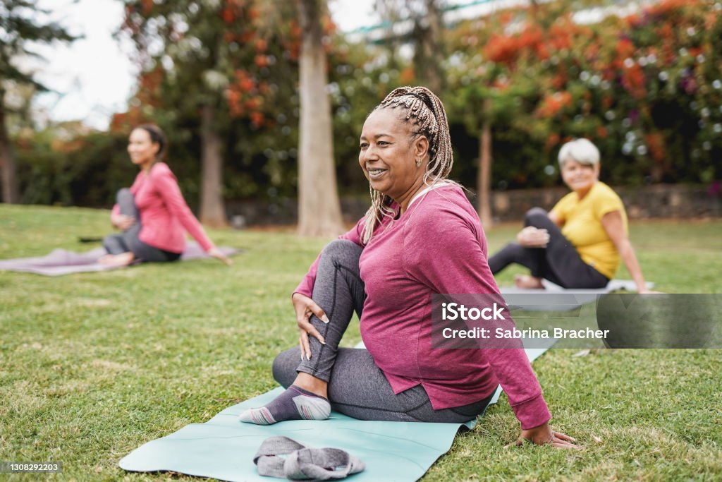 Multirassische Frauen, die Yoga-Übungen mit sozialer Distanz für Coronavirus-Ausbruch im Park im Freien machen - Gesundes Lifestyle- und Sportkonzept - Lizenzfrei Fitnesstraining Stock-Foto