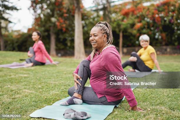 Multirassische Frauen Die Yogaübungen Mit Sozialer Distanz Für Coronavirusausbruch Im Park Im Freien Machen Gesundes Lifestyle Und Sportkonzept Stockfoto und mehr Bilder von Fitnesstraining