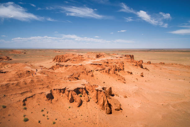 veduta aerea delle scogliere fiammeggianti di bayanzag nel deserto del gobi, mongolia - arid climate asia color image day foto e immagini stock