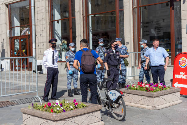 żołnierze gwardii narodowej blokują moskiewską ulicę - military uniform barricade boundary police uniform zdjęcia i obrazy z banku zdjęć