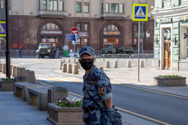 żołnierz gwardii narodowej blokuje moskiewską ulicę - military uniform barricade boundary police uniform zdjęcia i obrazy z banku zdjęć