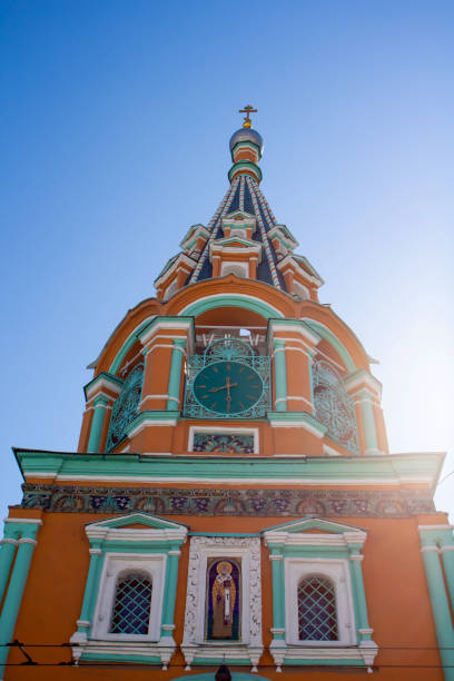 hermosa iglesia ortodoxa rusa - cathedral russian orthodox clear sky tourism fotografías e imágenes de stock