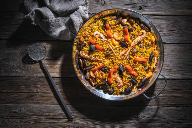 receta de fideua fideua de padegua de mariscos de españa en una sartén de paellera - fideua fotografías e imágenes de stock