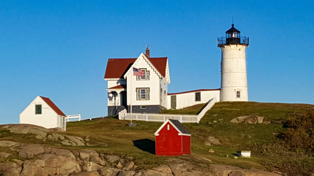 fermez-vous vers le haut du phare de nubble - travel maine coast region lighthouse lighting equipment photos et images de collection