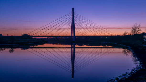 sonnenuntergang an der northern spire bridge sunderland - sunderland stock-fotos und bilder