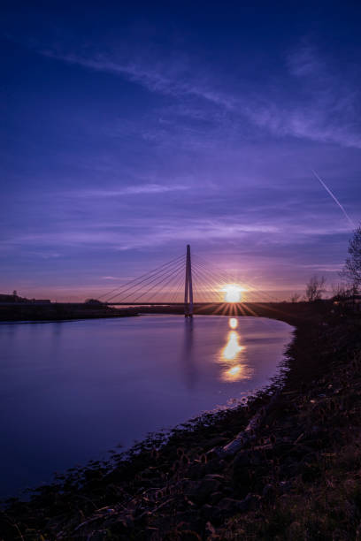 sonnenuntergang an der northern spire bridge sunderland - sunderland stock-fotos und bilder