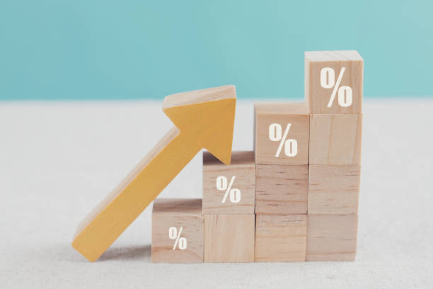 bloques de madera con signo porcentual y flecha hacia arriba, crecimiento financiero, aumento de tasas de interés, concepto de inflación - interest rate fotografías e imágenes de stock