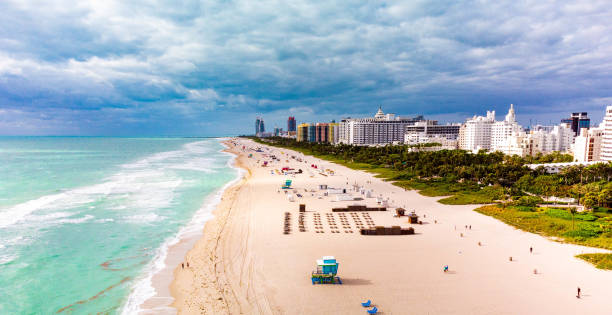 vista aerea della spiaggia e dello skyline a south beach, miami, florida, usa - south beach foto e immagini stock