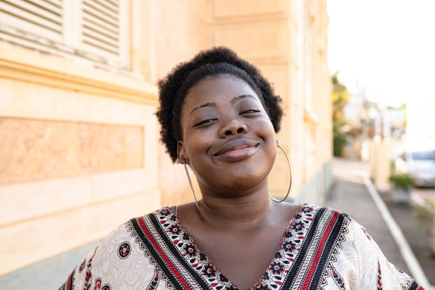 joven negra en la ciudad - frizzy 20s adult african descent fotografías e imágenes de stock