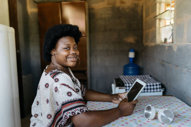 afrykańska kobieta używająca tabletu w domu - african descent confidence african culture education zdjęcia i obrazy z banku zdjęć