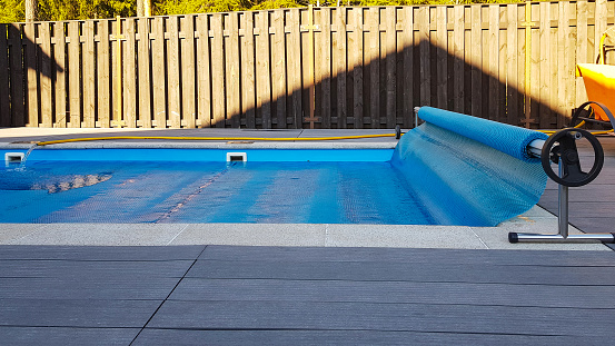 Cubierta de piscina para protección contra suciedad, hojas, calefacción y agua de refrigeración photo