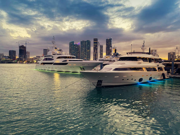 bateaux amarrés - baie de miami biscayne au crépuscule - yacht florida yachting nautical vessel photos et images de collection