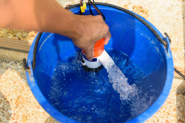 testar bomba de esgoto conectada ao uso de energia do painel de células solares - bilge - fotografias e filmes do acervo