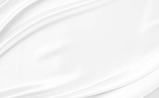 textura de cetim cinza branco que é fundo de seda de tecido prateado branco com belo padrão de desfoque macio natural. - seda - fotografias e filmes do acervo