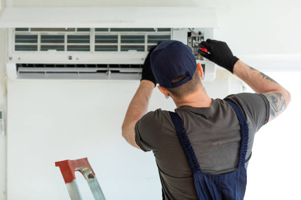 técnico reparando aire acondicionado - air duct fotografías e imágenes de stock