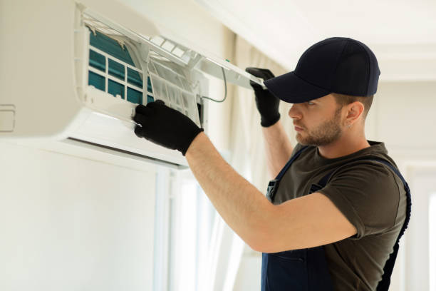 climatiseur de nettoyage - electrician repairman men maintenance engineer photos et images de collection