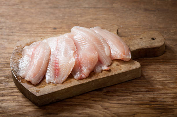 ティラピアの新鮮な魚の切り身 - prepared fish tilapia fillet seafood ストックフォトと画像