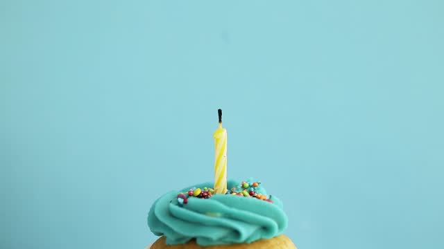 13.900+ Vela De Cumpleaños Vídeos de stock y películas libres de derechos -  iStock