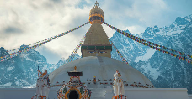 stupa bodhnath - bodnath stupa kathmandu stupa flag photos et images de collection