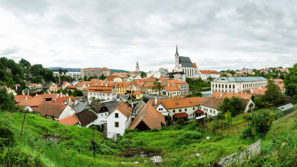 세인트 비투스 교회와 세스키 크룸로프 구시가지의 파노라마 - czech republic cesky krumlov village tourist 뉴스 사진 이미지