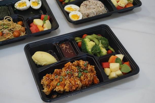 lunch box takeway bento makaron z kurczaka - bento box lunch healthy lifestyle zdjęcia i obrazy z banku zdjęć