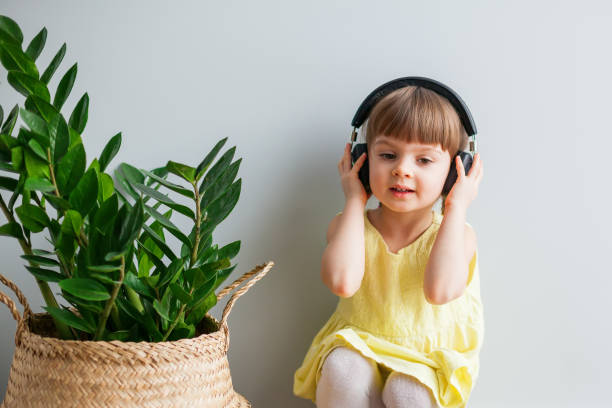 bambina che ascolta musica - 5487 foto e immagini stock