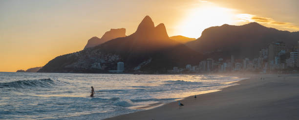 plage de leblon à rio de janeiro - plage de leblon photos et images de collection