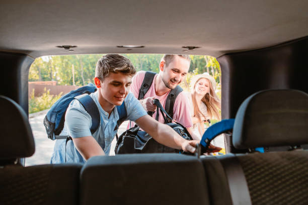 istock friends load car trunk with baggage 1308392901