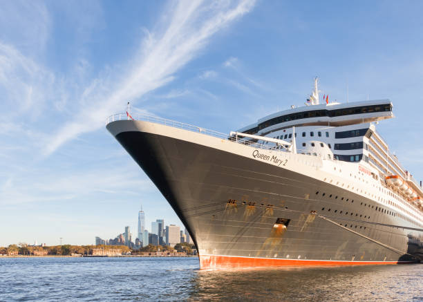 cunard cruise liner queen mary 2 ancorado no brooklyn, nova york - queen mary 2 - fotografias e filmes do acervo