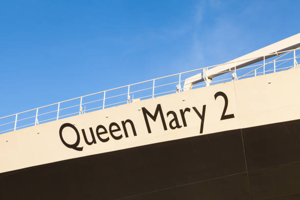 o nome queen mary 2 adorna o navio de cruzeiro cunard - queen mary 2 - fotografias e filmes do acervo