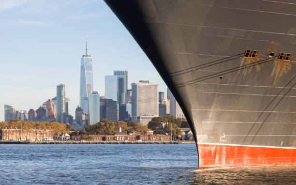 cunard cruise liner queen mary 2 ancorado no brooklyn, nova york - queen mary 2 - fotografias e filmes do acervo