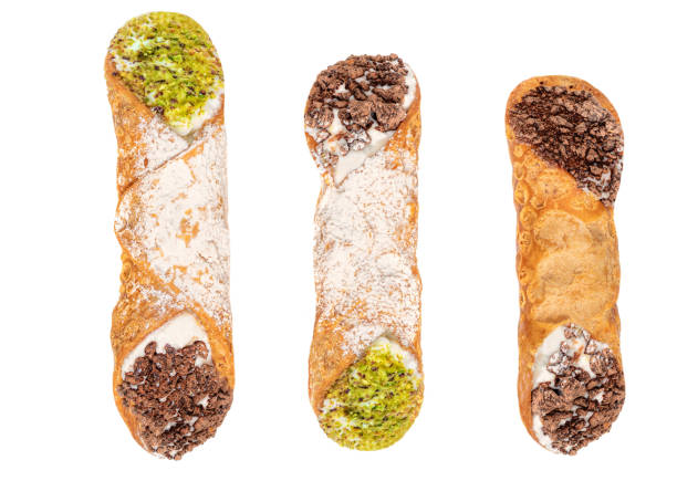 tre cannoli siciliani isolati su sfondo bianco. dolce italiano dessert cannolo - biscotti cookie chocolate pistachio foto e immagini stock
