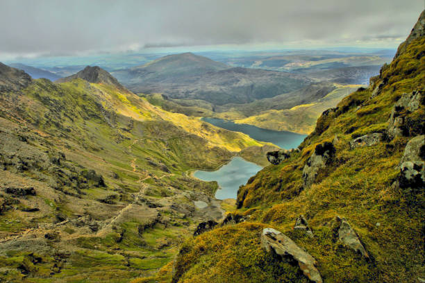 vue du mont snowdon - gwynedd photos et images de collection