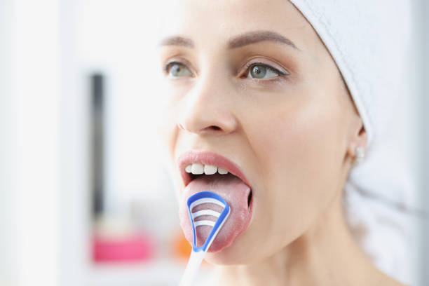 donna si pulisce la lingua con raschietto speciale - healthy lifestyle toothbrush caucasian one person foto e immagini stock