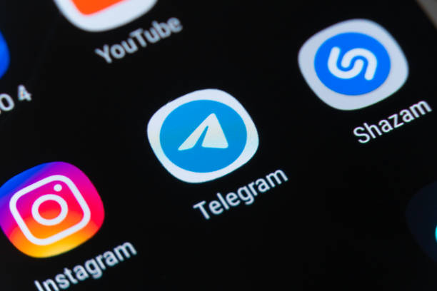 pantalla de smartphone con iconos de la red social instagram, skype, telegram - symbol internet horizontal macro fotografías e imágenes de stock