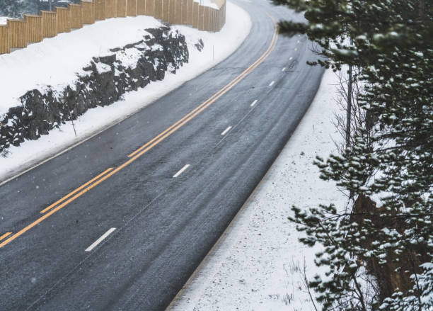 autobahn mit nassem asphalt an einem kalten schneebedeckten wintertag. - winterroad stock-fotos und bilder