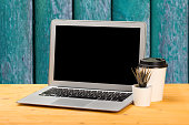 mockup-leere-laptop-bildschirm-mit-kaffee-auf-holztisch-im-coworking-space.jpg?b=1&s=170x170&k=20&c=KNWPTGwlo1bujWlOSKqgM_QnJn8vz-pDkNU6jcLeXfQ=