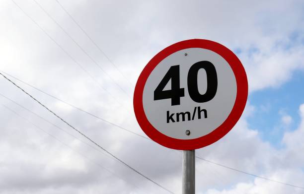 40km limitar la señal de tráfico en la carretera. - kilómetro fotografías e imágenes de stock