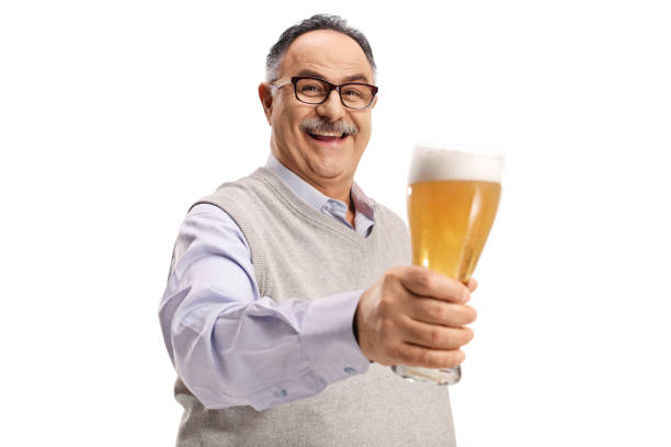szczęśliwy dojrzały mężczyzna dopingujący szklanką piwa - beer glass mustache beer color image zdjęcia i obrazy z banku zdjęć
