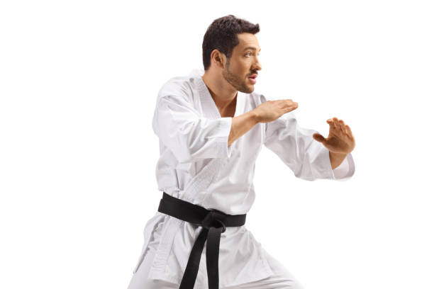 hombre en kimono con cinturón negro practicando karate - cinturón fotos fotografías e imágenes de stock