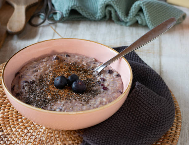 porridge di mirtilli con semi di chia e cannella - oatmeal heat bowl breakfast foto e immagini stock