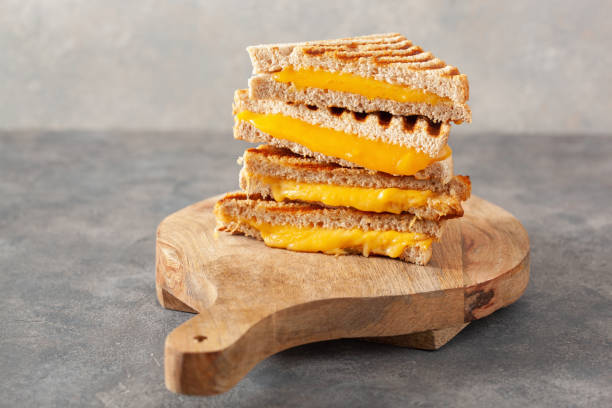 panino al formaggio alla griglia su sfondo grigio cemento - cheese loaf foto e immagini stock
