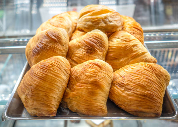 pastelería italiana napolitan sfogliatelle - dessert buffet italian culture food fotografías e imágenes de stock