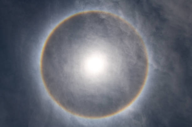 zjawisko optyczne sun halo - cirrostratus zdjęcia i obrazy z banku zdjęć