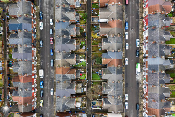 вид с воздуха, смотря на ряды террасных домов - aerial view building exterior suburb neighbor стоковые фото и изображения