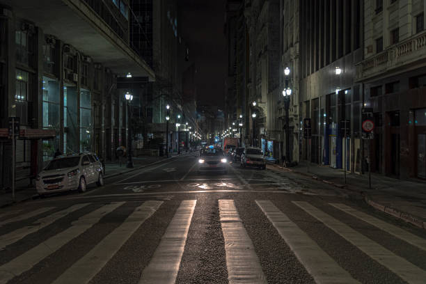 vue de nuit à la ville de sao paulo - avenue sign photos et images de collection